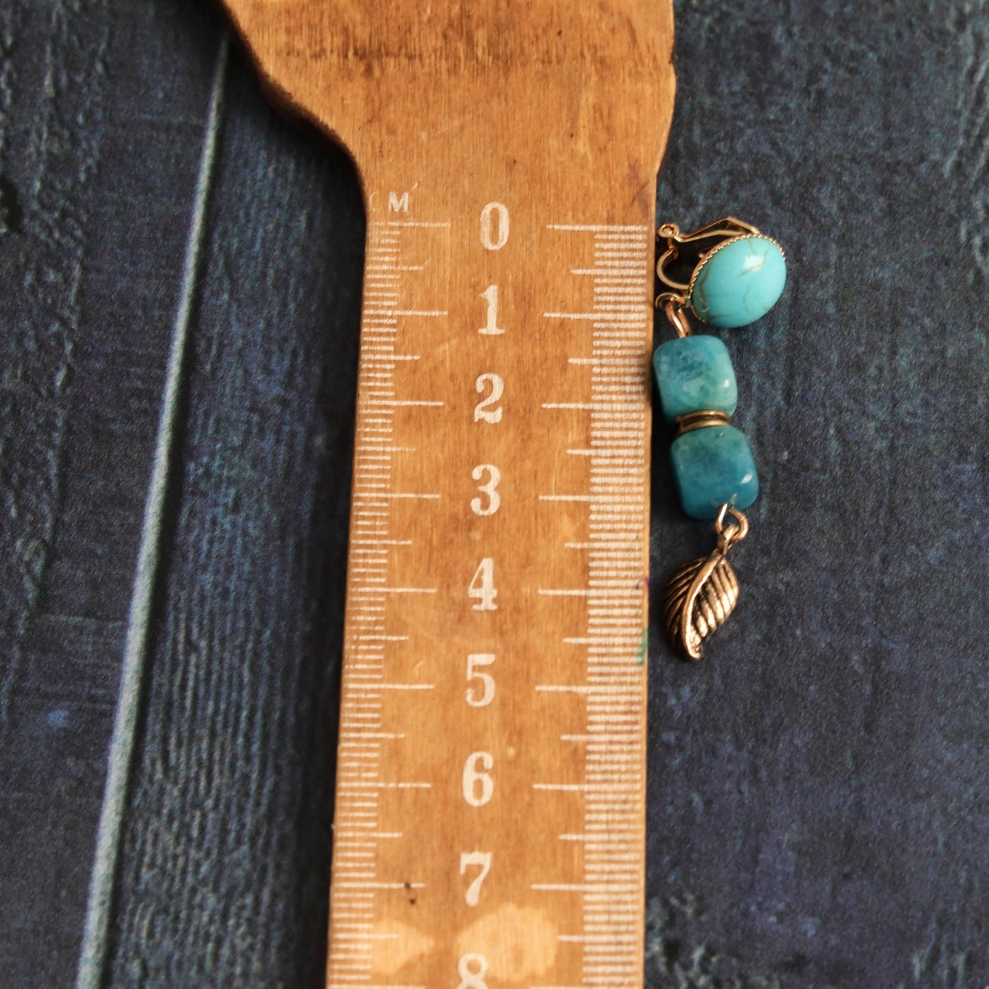 Howlite & apatite clip-ons