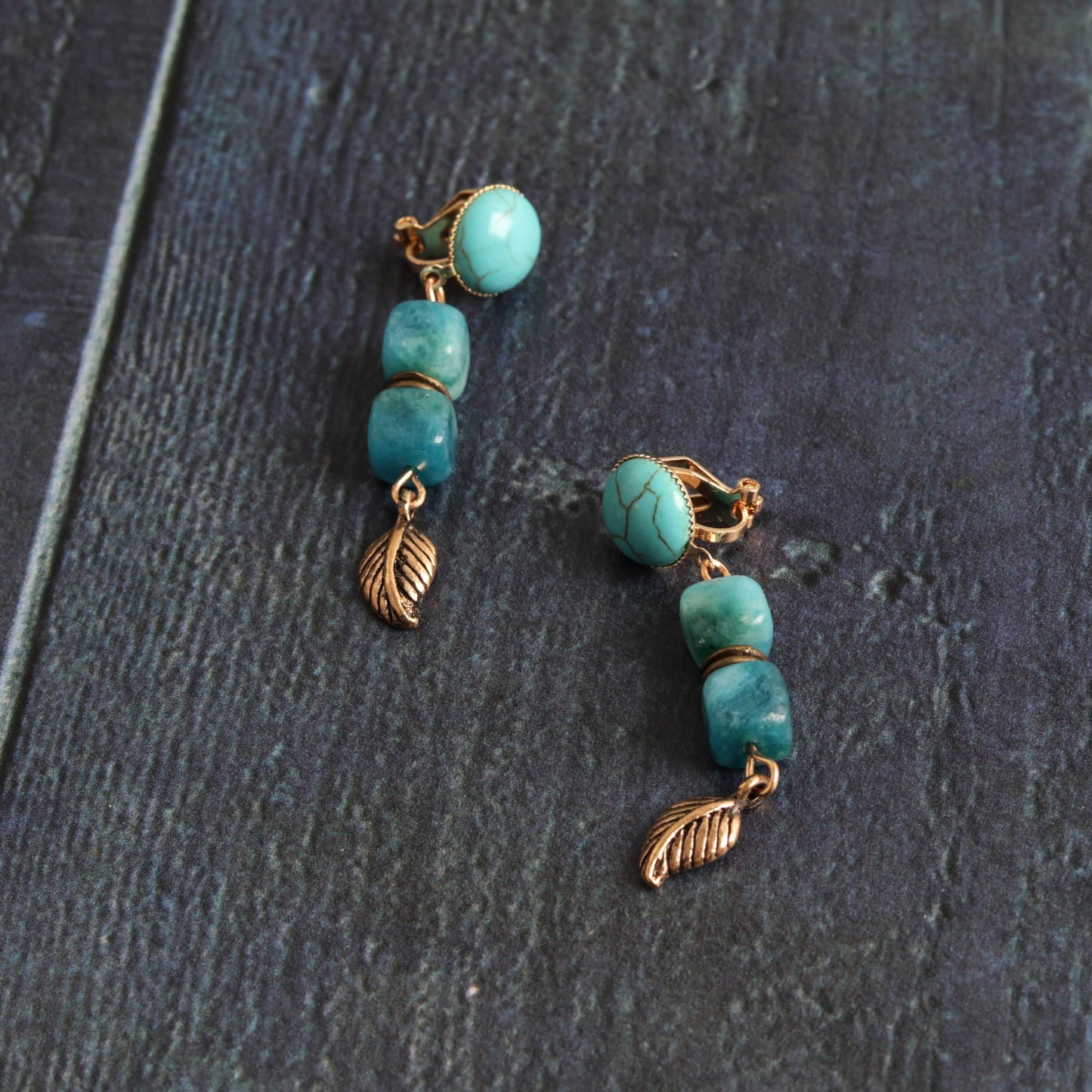 Howlite & apatite clip-ons