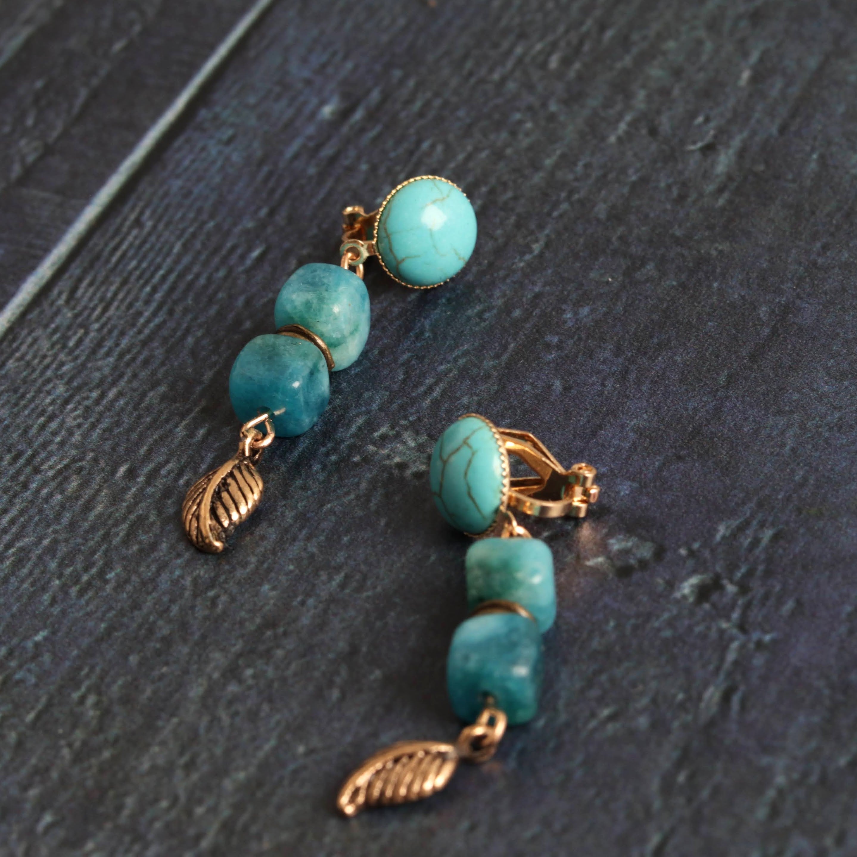 Howlite & apatite clip-ons