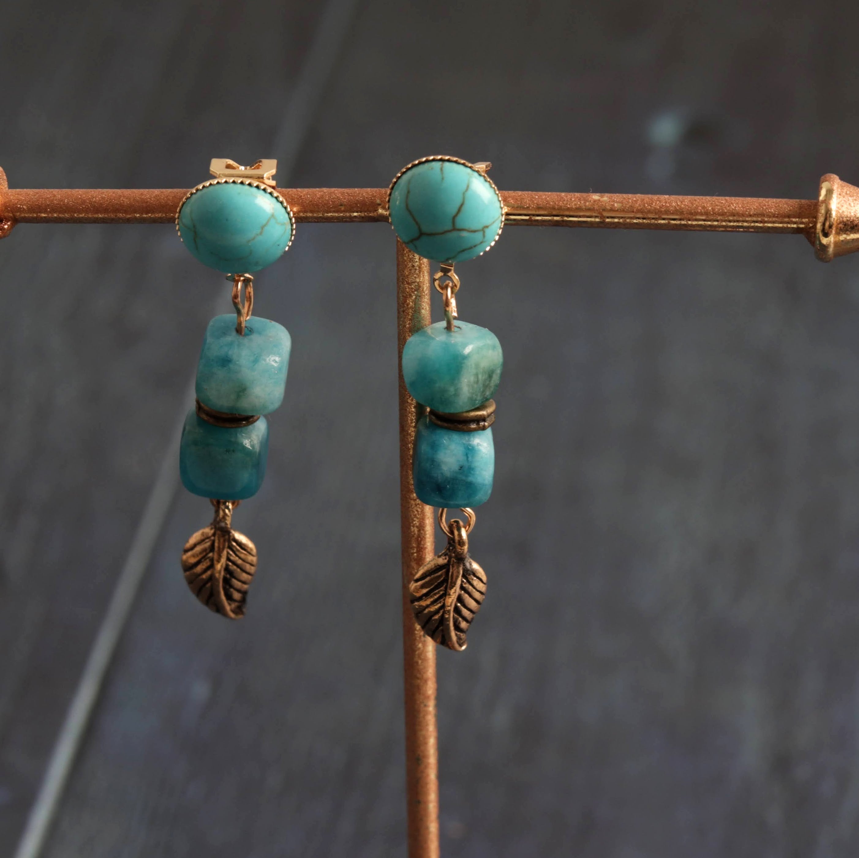 Howlite & apatite clip-ons
