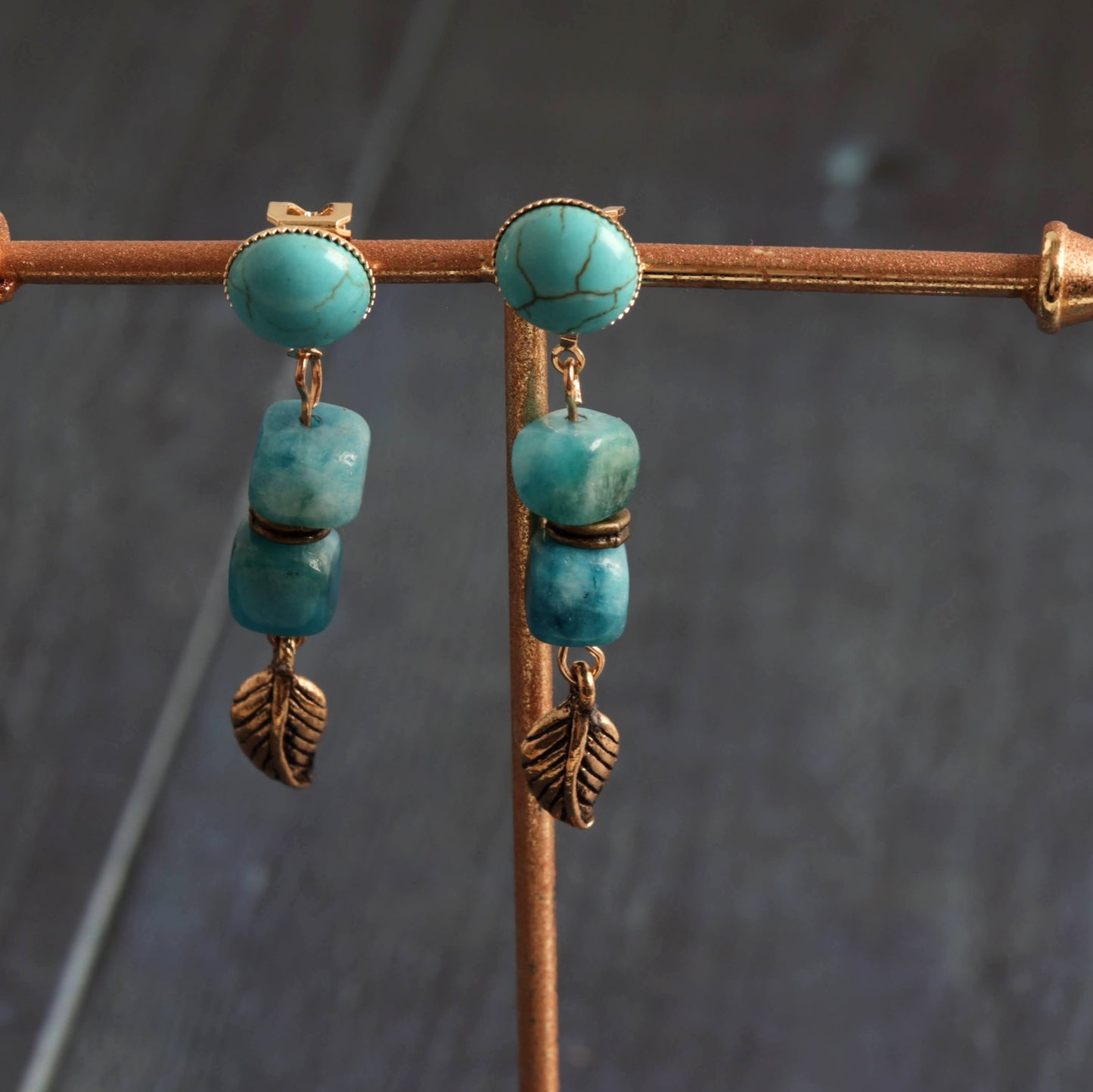 Howlite & apatite clip-ons